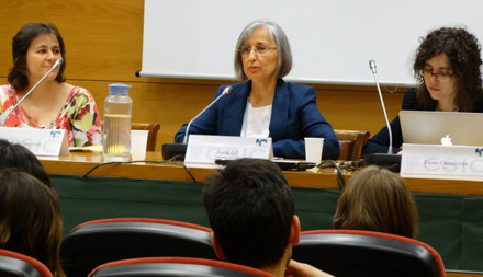 Juana Gil, Vicedirectora del ILLA, inaugura el congreso. A la izq. en la foto Galit W. Sassoon (Bar-Ilan University) y a la dcha. Elena Castroviejo (ILLA, CCHS-CSIC)