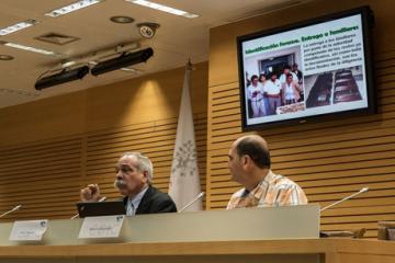 En la foto, a la izquierda, el científico cubano Jorge González que abrió el congreso (Fotos: Oscar Rodríguez Alonso)