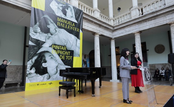 Carmen Gaitán durante la inauguración de la exposición sobre Manuela Ballester