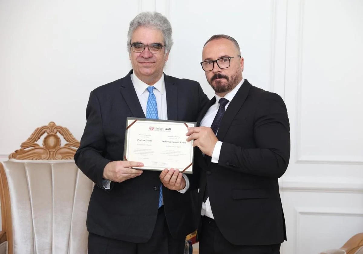 El profesor Isidro F. Aguillo (a la izquierda) y el rector de la Universidad AAB. La Rioja El profesor Isidro F. Aguillo (a la izquierda) y el rector de la Universidad AAB. La Rioja