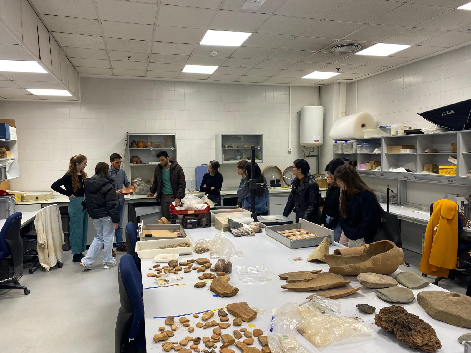 Alumnos del Máster Universitario en Arqueología y Gestión del Patrimonio Arqueológico de la UAH visitan los laboratorios de I+D del IH Alumnos del Máster Universitario en Arqueología y Gestión del Patrimonio Arqueológico de la UAH visitan los laboratorios de I+D del IH