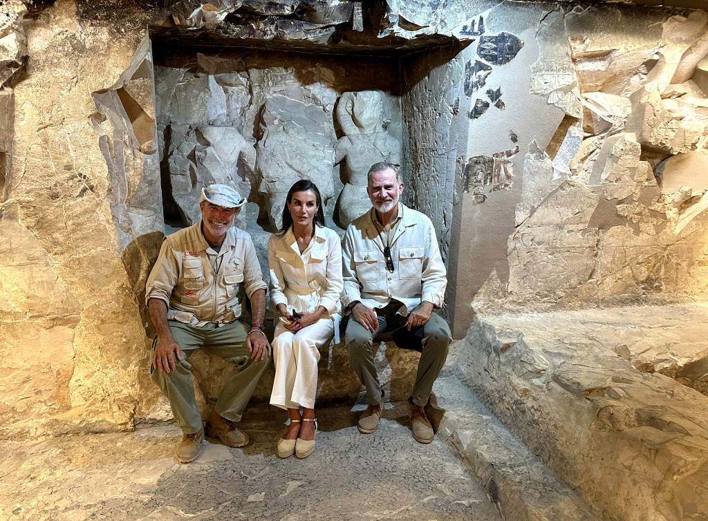 Los Reyes de España visitan el yacimiento del Proyecto Djehuty en Luxor