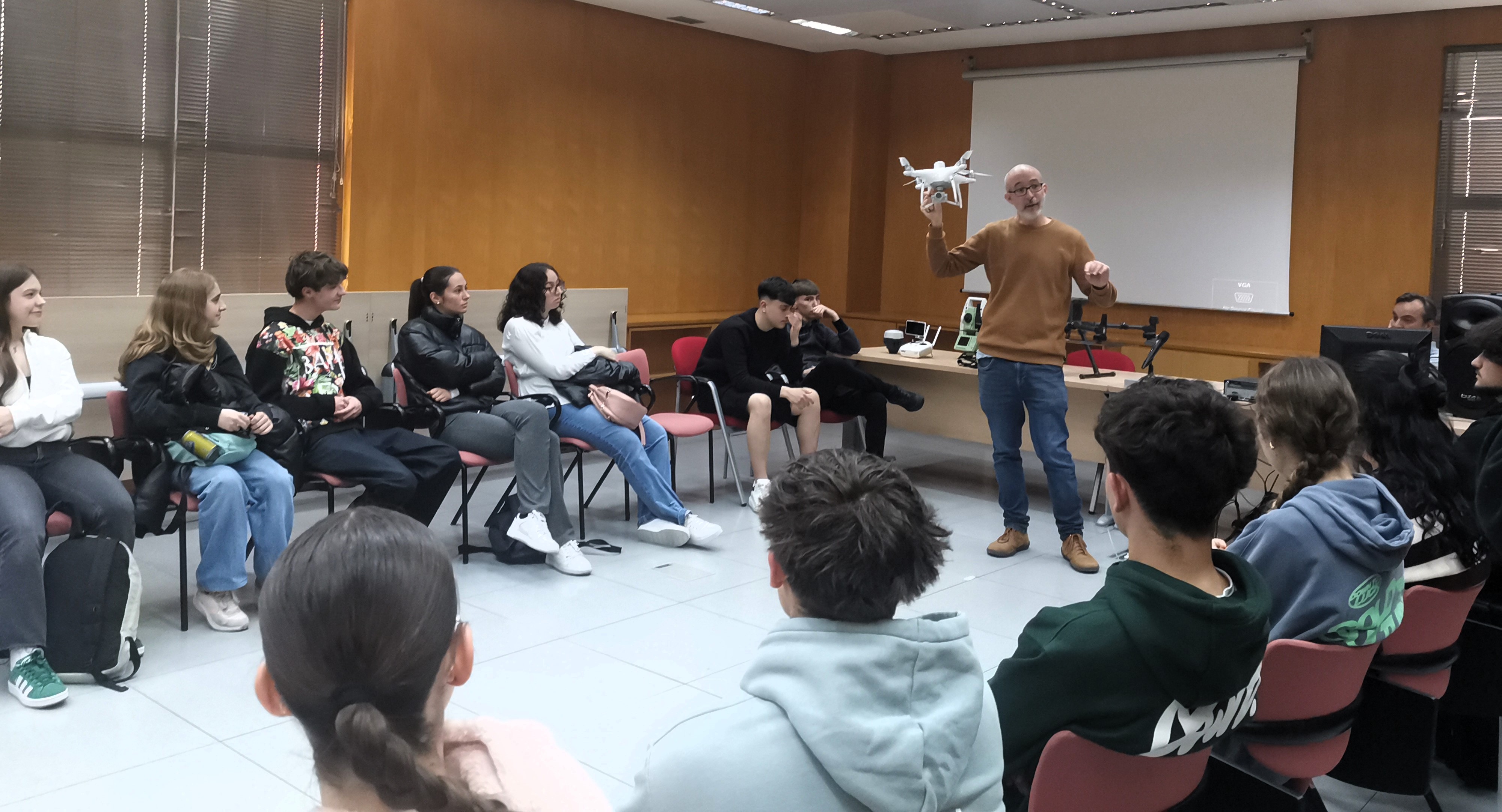 Nos visitan 40 alumnos de la asignatura “Historia del Mundo Contemporáneo" del IES Calderón de la Barca de Pinto Nos visitan 40 alumnos de la asignatura “Historia del Mundo Contemporáneo" del IES Calderón de la Barca de Pinto