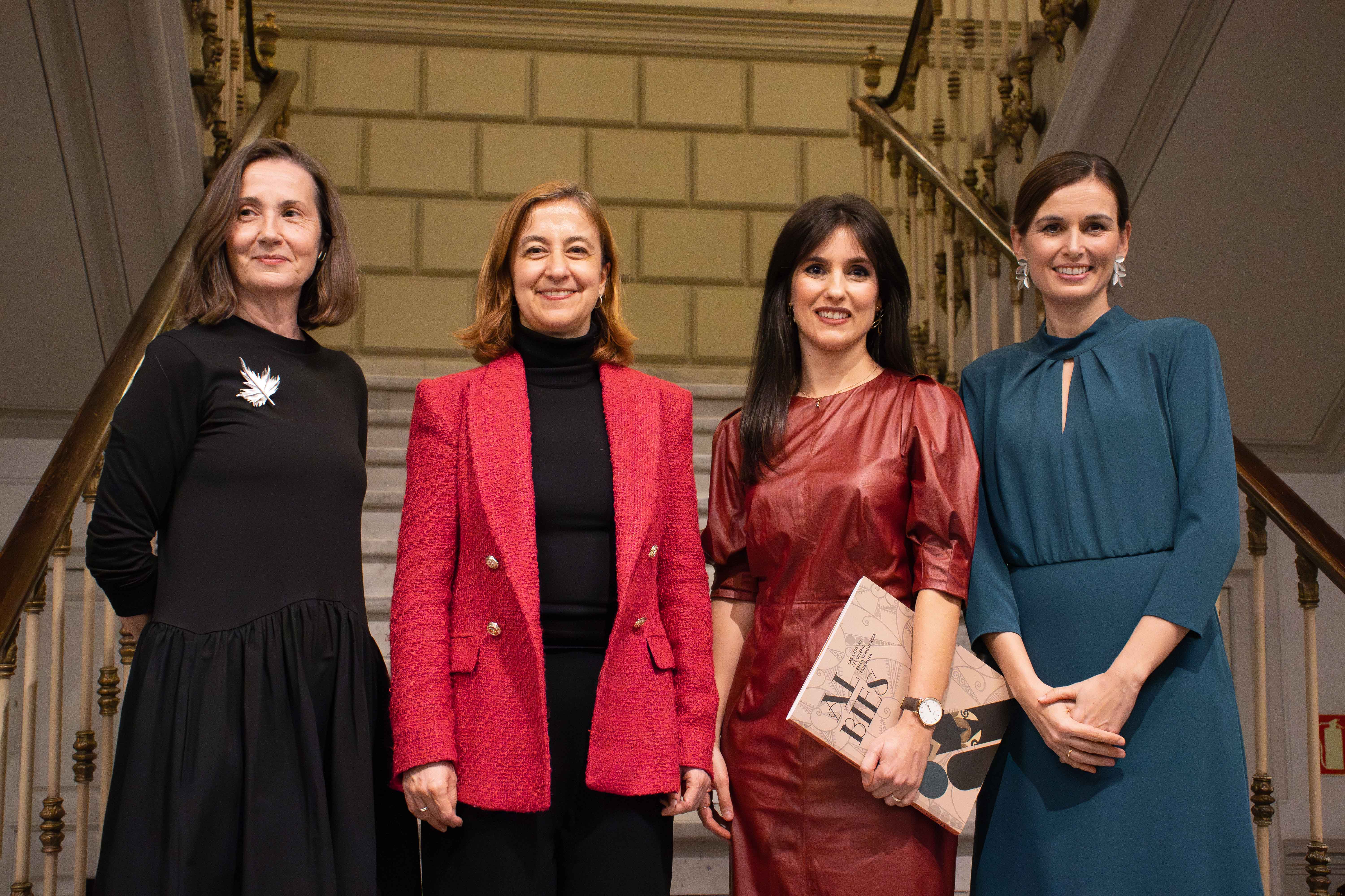 Exposición "Al bies: Las artistas y el diseño en la vanguardia española", comisariada por Carmen Gaitán Salinas e Idoia Murga Castro Exposición "Al bies: Las artistas y el diseño en la vanguardia española", comisariada por Carmen Gaitán Salinas e Idoia Murga Castro