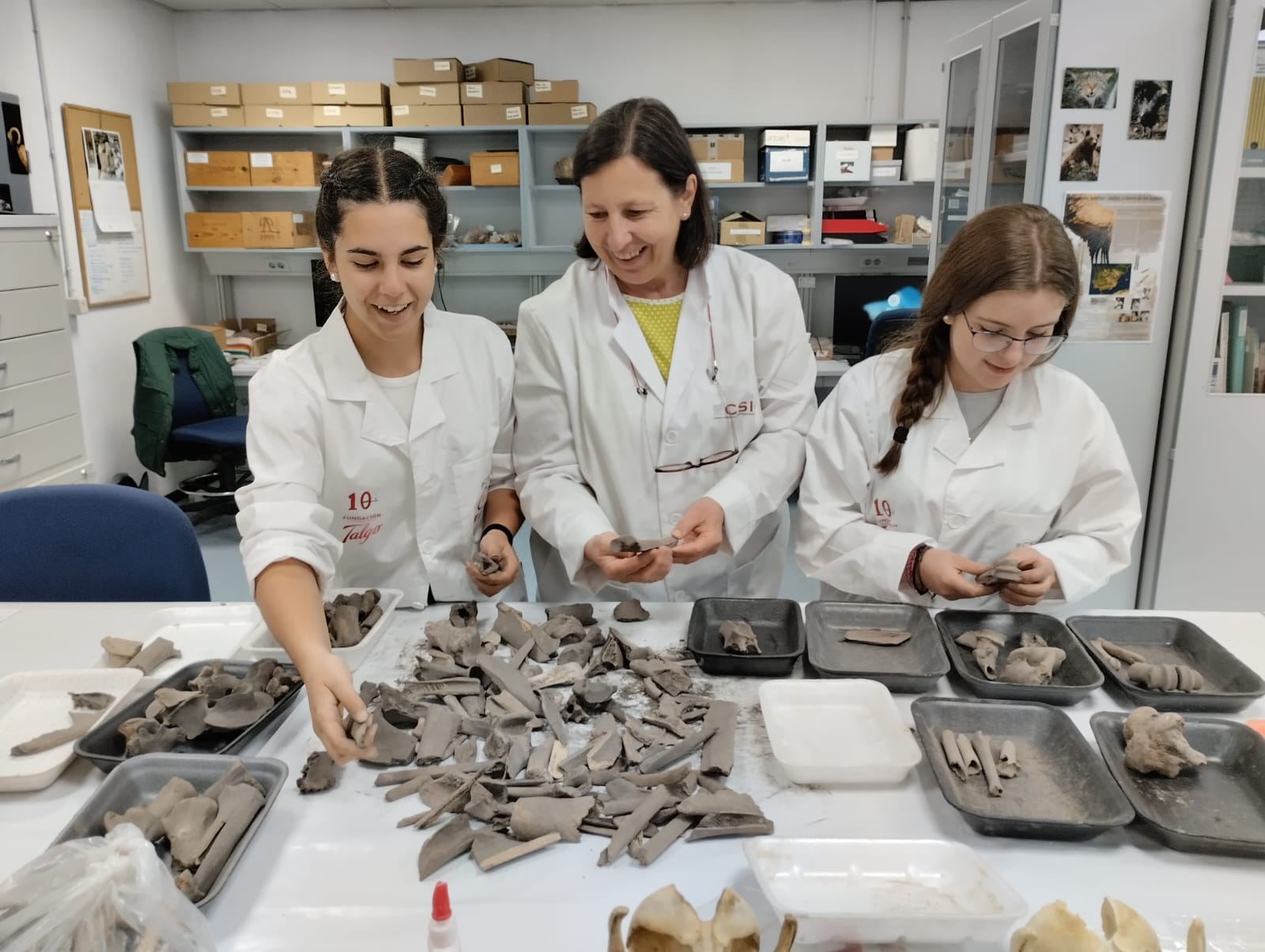 Alumnas de 3º ESO durante su estancia en el Laboratorio de arqueobiología Alumnas de 3º ESO durante su estancia en el Laboratorio de arqueobiología
