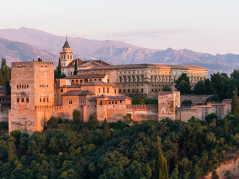 La Alhambra de Granada junto con la mezquita de Córdoba constituyen hoy en día algunas de las joyas arquitectónicas en España que mayor poder de atracción ejercen en el turismo de masas./ Wikipedia La Alhambra de Granada junto con la mezquita de Córdoba constituyen hoy en día algunas de las joyas arquitectónicas en España que mayor poder de atracción ejercen en el turismo de masas./ Wikipedia