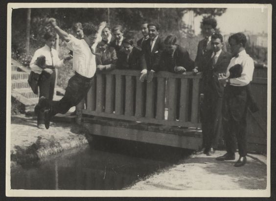 Fotografías Personales: Estudiantes saltando una acequia de los jardines de la Residencia de Estudiantes. Copia de gelatina.