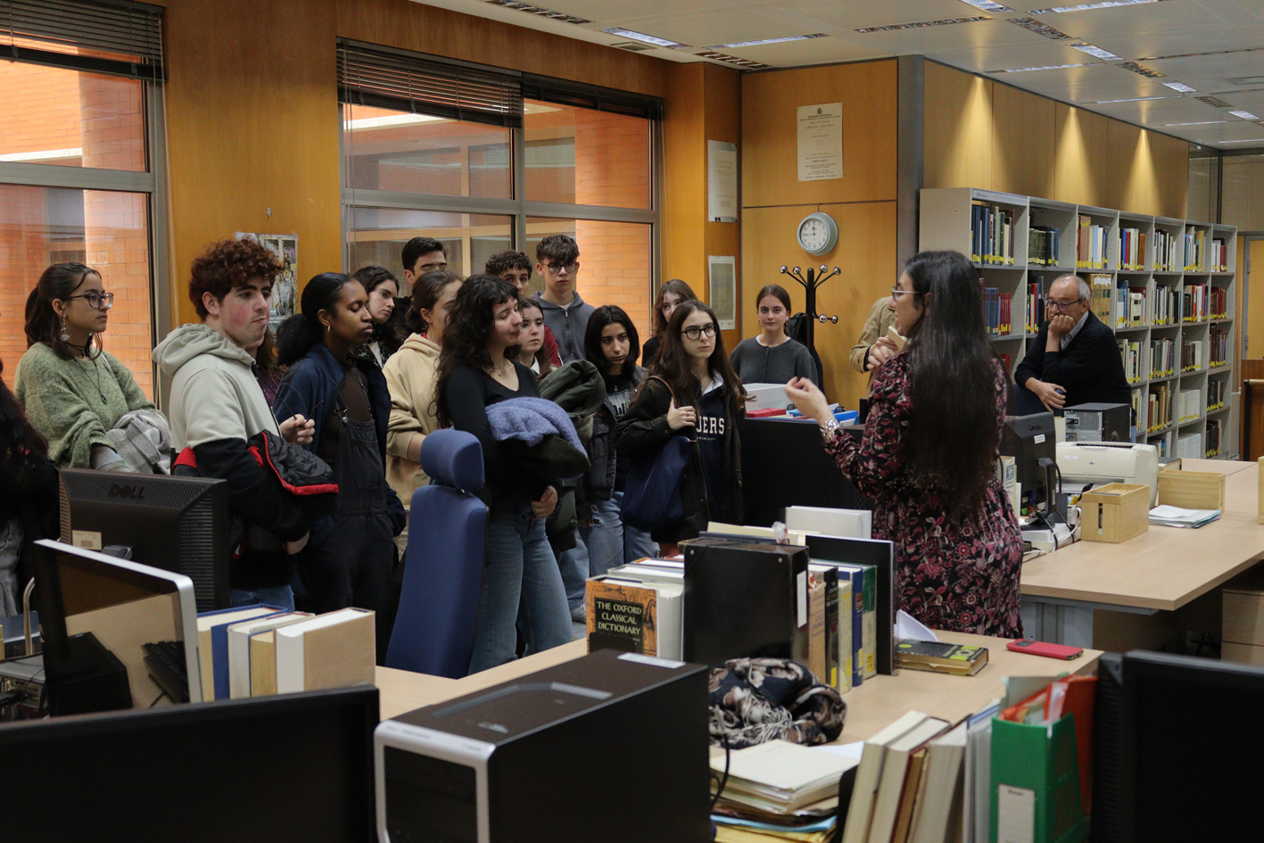 Un grupo de 17 alumnos de griego de 2º de bachillerato del IES San Mateo visitan el Diccionario Griego-Español (DGE) Un grupo de 17 alumnos de griego de 2º de bachillerato del IES San Mateo visitan el Diccionario Griego-Español (DGE)