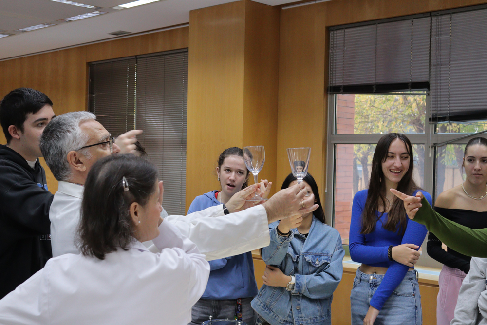Con motivo de la iniciativa europea 'Researchers at school' nos visita un grupo de alumnos del IES Los Olivos de Parla (Madrid) Con motivo de la iniciativa europea 'Researchers at school' nos visita un grupo de alumnos del IES Los Olivos de Parla (Madrid)