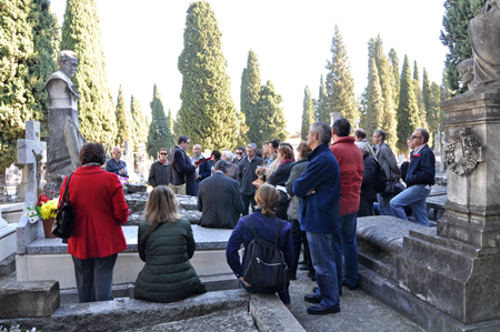 Los participantes y organizadores en el Cementerio de San Justo Los participantes y organizadores en el Cementerio de San Justo