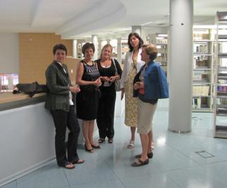 Mercedes Rubio, directora del Gabinete de Presidencia del CSIC, en su visita a la Biblioteca TNT