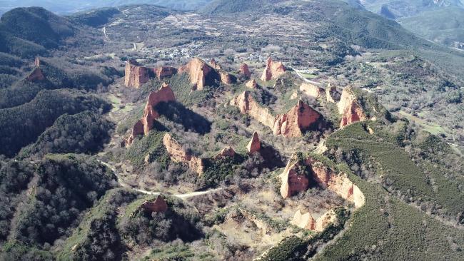 Foto aérea de Las Médulas. Autor J.L. Pecharromán, LabTel, Instituto de Historia del CSIC. 2022