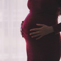 El calor extremo aumenta los riesgos en la salud de los recién nacidos de madres migrantes en España