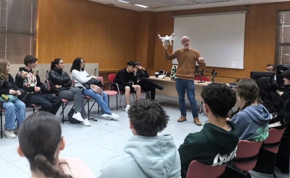 Nos visitan 40 alumnos de la asignatura “Historia del Mundo Contemporáneo" del IES Calderón de la Barca de Pinto
