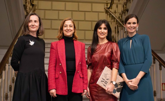 Exposición "Al bies: Las artistas y el diseño en la vanguardia española", comisariada por Carmen Gaitán Salinas e Idoia Murga Castro