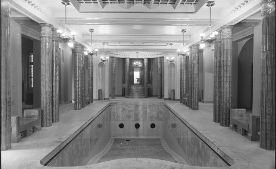 Piscina interior en el sótano del edificio del Círculo de Bellas Artes. / Luis Lladó