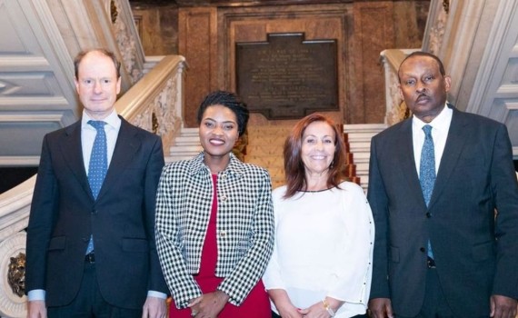 Consuelo Naranjo (IH) recibe un reconocimiento a su contribución por la difusión de la historia de Haití