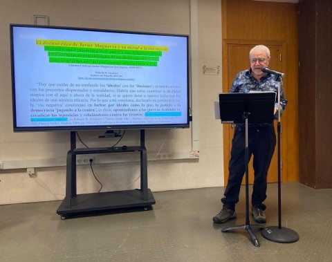 Roberto R. Aramayo (IFS-CSIC) durante su ponencia