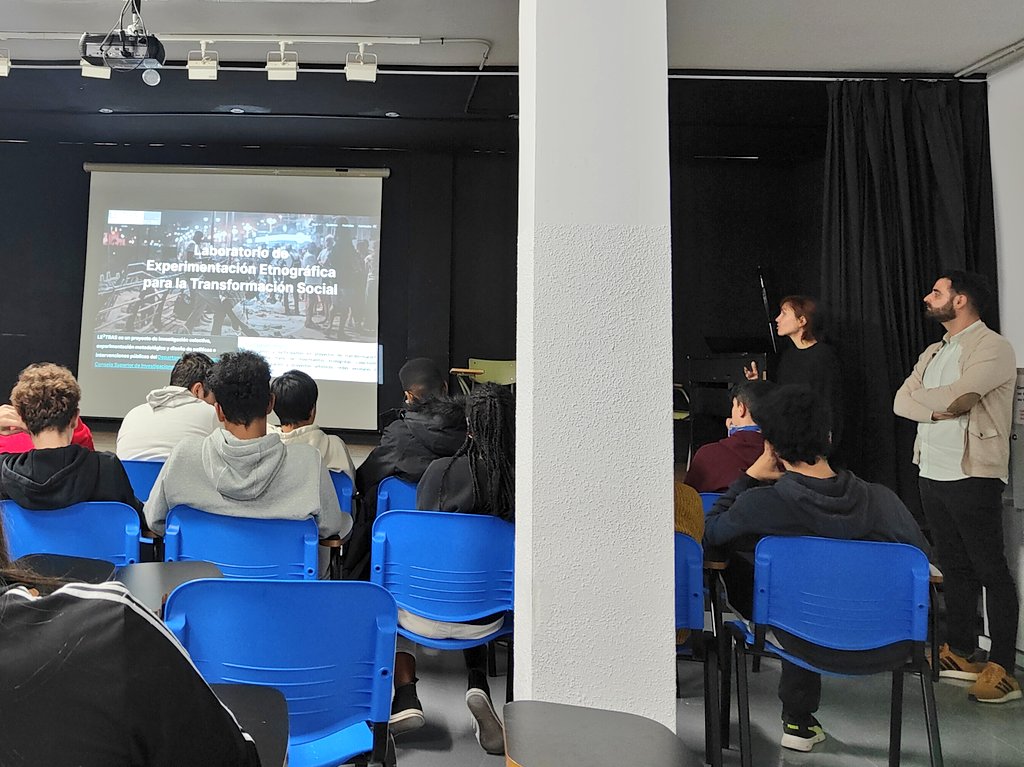 En la imagen se puede observar un momento de la presentación del Grupo de literatura y ciudad (ILLA) en el IES Miguel Delibes de Madrid, en la imagen.  