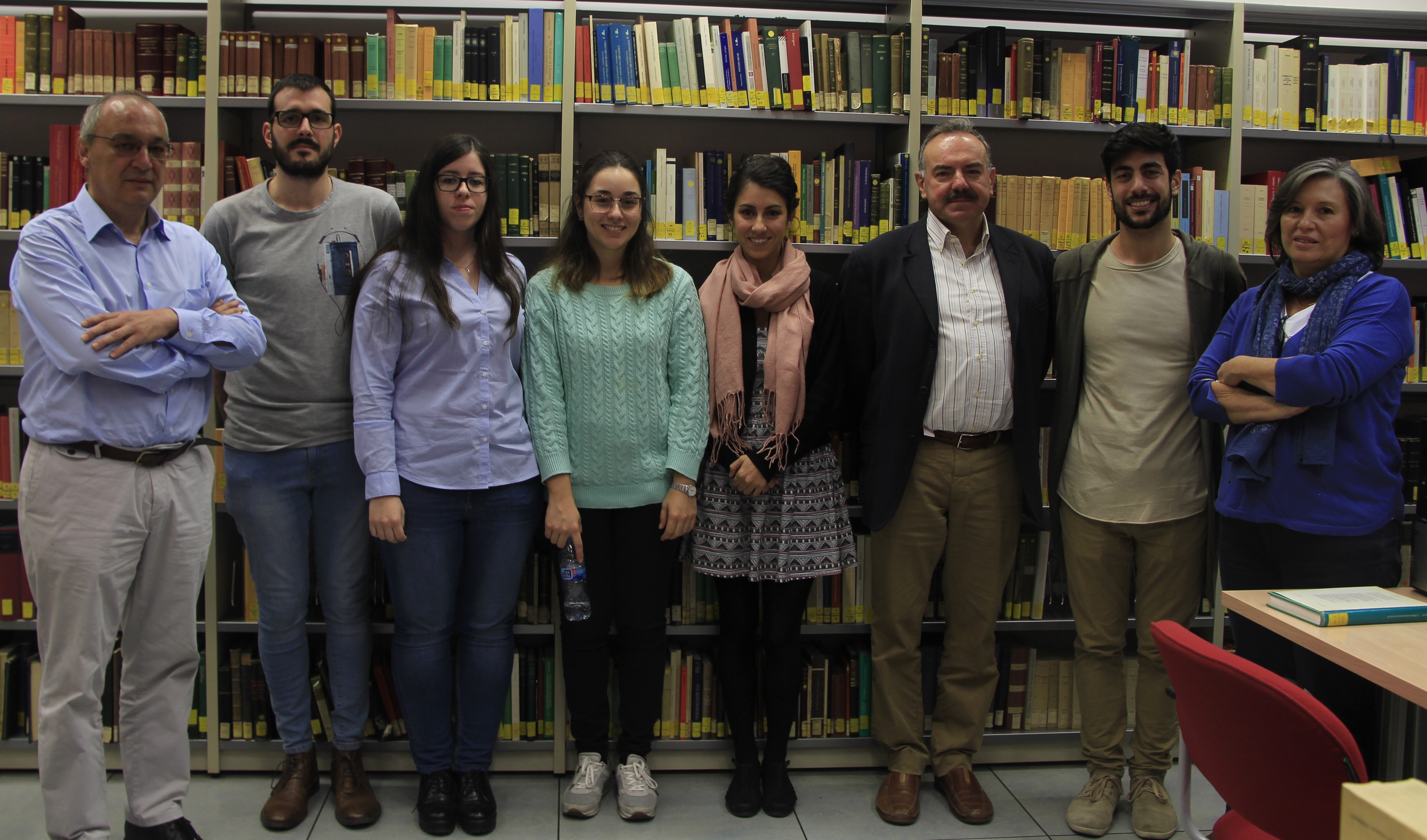 Los asistentes a la visita flanqueados a la izquierda por Juan Rodríguez y a la derecha por Helena Rodríguez